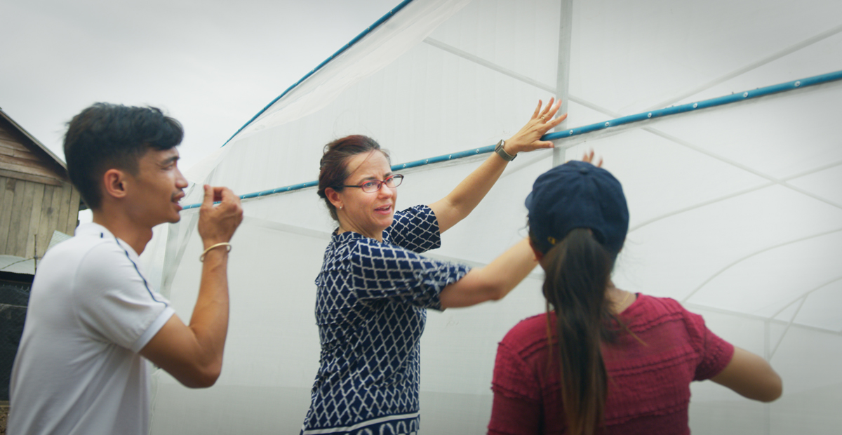 Researcher and students discuss nethouse construction in Cambodia